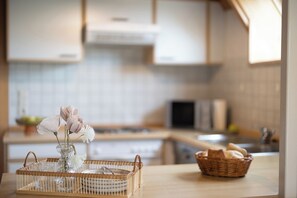 Kylskåp, mikrovågsugn, ugn och spishäll