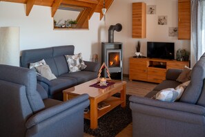 TV, fireplace, DVD player, stereo - Vacation home Sprenger HA 11, sunny and family-friendly. (Wurster Nordseeküste)