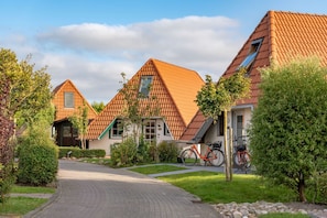 Ett bostadsområde med hus som har sadeltak och en asfalterad uppfart.