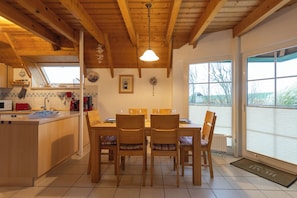 Dining - Heinemann vacation home. Close to the beach and family-friendly. (Wurster Nordseeküste)