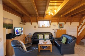 TV, DVD player, stereo - Heinemann vacation home. Close to the beach and family-friendly. (Wurster Nordseeküste)