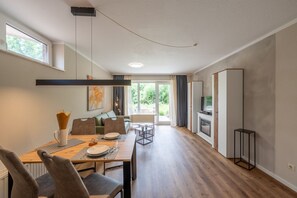 Un apartamento moderno con comedor, cocina y sala de estar.