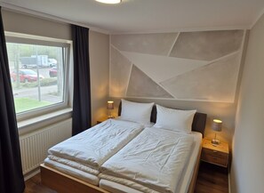 1 habitación, tabla de planchar con plancha y cuna de viaje 