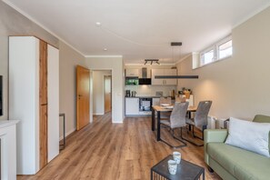 Un apartamento moderno con cocina, comedor y sala de estar.