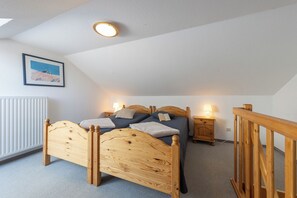 1 chambre, fer et planche à repasser, lit de bébé portatif