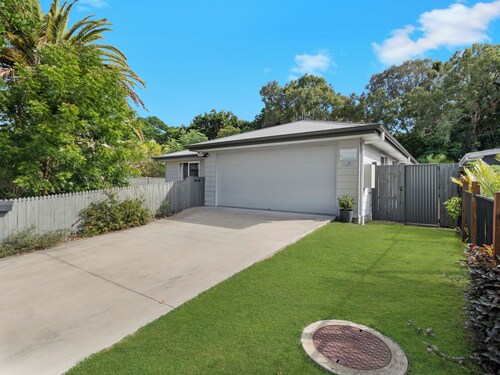 Beach Front, Modern & Spacious, Securely Fenced for Kids & Pets