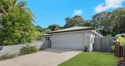 Beach Front, Modern & Spacious, Securely Fenced for Kids & Pets