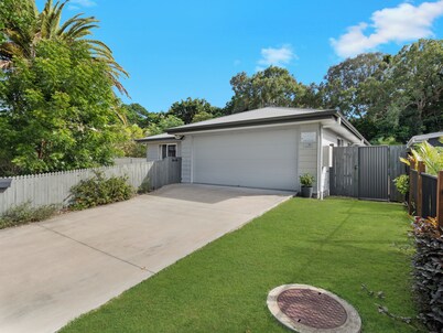 Beach Front, Modern & Spacious, Securely Fenced for Kids & Pets