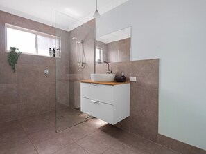 Dusche, Handtücher, Seife, Shampoo