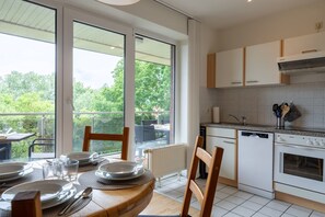 Réfrigérateur, four à micro-ondes, un four, surface de cuisson