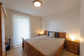 1 bedroom, travel cot, free WiFi - Vacation apartment Lili Marleen 7-14, bright and with a view over the dyke. (Wurster Nordseeküste)