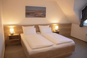 Een bureau, gratis wifi, beddengoed