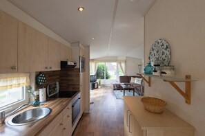 Fridge, microwave, oven, stovetop - Vacation bungalow Mellumplate 10, at ground level and surrounded by greenery. (Wurster Nordseeküste)