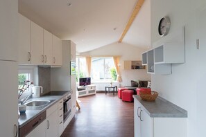 Een koelkast, een microgolfoven, een oven, een kookplaat