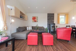 Televisio, takka, DVD-soitin, stereot