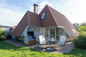 Outdoor dining - Vacation home Robbies Nest. Family-friendly and with barbecue fireplace. (Wurster Nordseeküste)