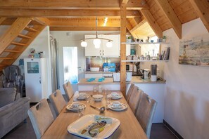 Dining - Vacation home Robbies Nest. Family-friendly and with barbecue fireplace. (Wurster Nordseeküste)