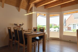 Dining - Charming vacation home Mellumplate 62 with wood-burning stove. (Wurster Nordseeküste)