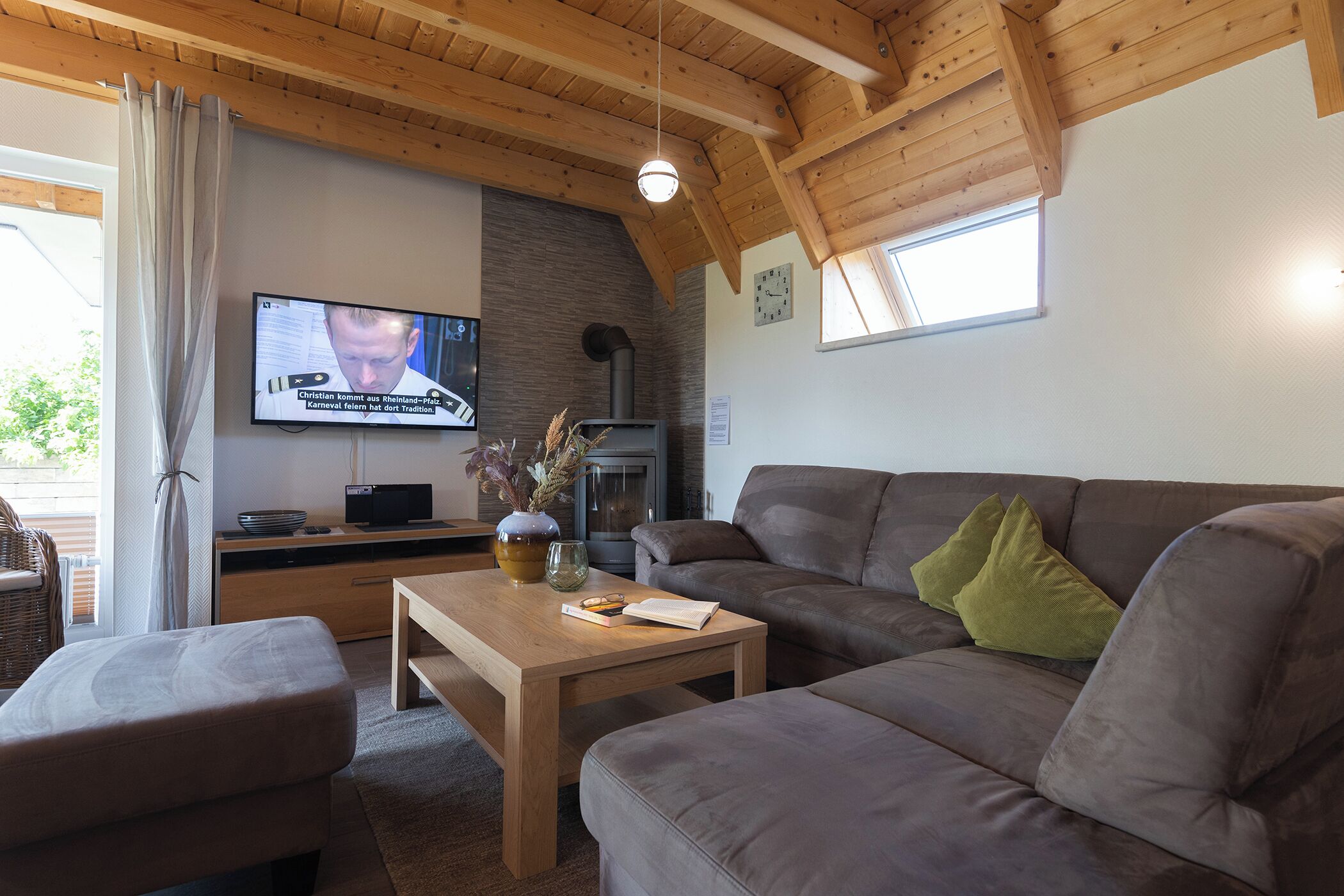 Fernseher, Kamin, DVD-Player, Stereoanlage