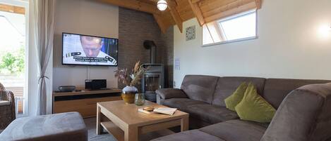 Een televisie, een open haard, een dvd-speler en een stereo