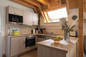 Een koelkast, een microgolfoven, een oven, een kookplaat