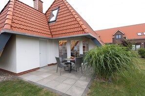 Outdoor dining - Vacation home Ella 5, quiet and a dream for children. (Wurster Nordseeküste)