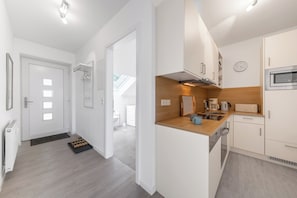 Coffee/tea maker, fridge, microwave, oven