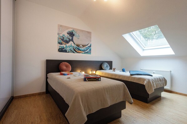 2 bedrooms, travel crib, free WiFi