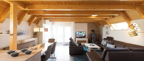 Tv, pejs, dvd-afspiller, stereoanlæg