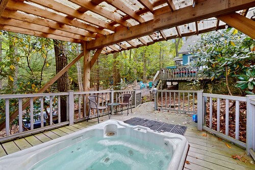 Spacious House with private hot tub, fire pit and free WIFI