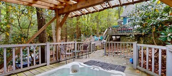 Spacious House with private hot tub, fire pit and free WIFI