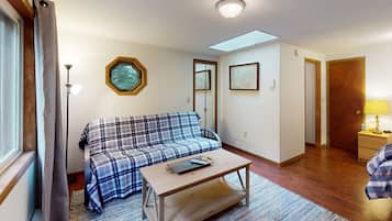 2 bedrooms, internet, bed sheets