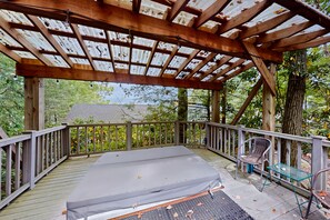 Property grounds - Spacious House with private hot tub, fire pit and free WIFI (Swanton)