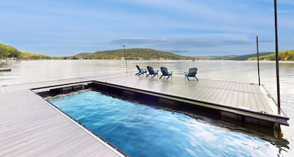Spacious House with private hot tub, fire pit and free WIFI