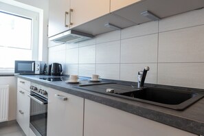 Réfrigérateur, micro-ondes, four, plaque de cuisson