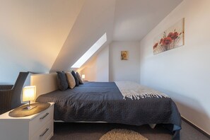 Travel cot, free WiFi
