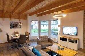 Fernseher, Kamin, DVD-Player, Stereoanlage