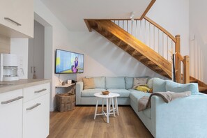 Televisie, een dvd-speler en een stereo