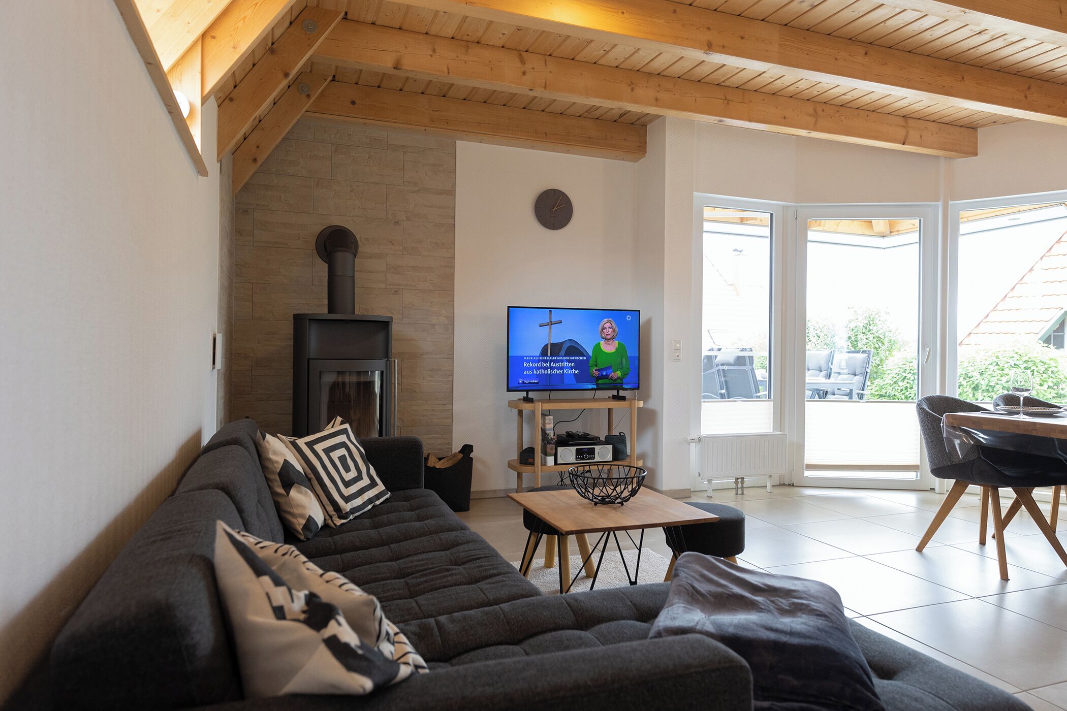 Televisie, een open haard, een dvd-speler en een stereo