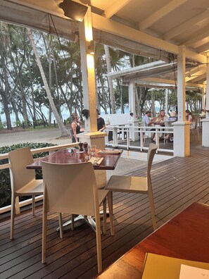 Outdoor dining - Tropical Paradise-Palm cove beachfront (Palm Cove)