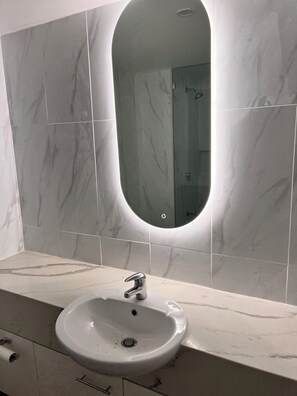 Doccia, asciugacapelli, asciugamani, sapone