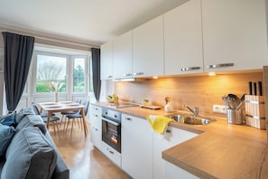 Fridge, oven, stovetop, dishwasher