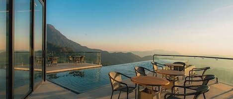 Infinity pool