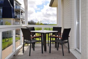 Outdoor dining - Vacation apartment Deichgraf Resort. Elegant and close to the beach. (Wurster Nordseeküste)