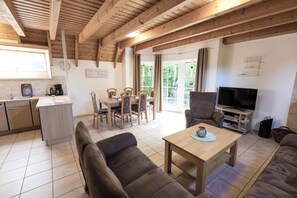 TV, fireplace, DVD player, stereo - Vacation home Westertill 1, close to the beach and comfortable. (Wurster Nordseeküste)