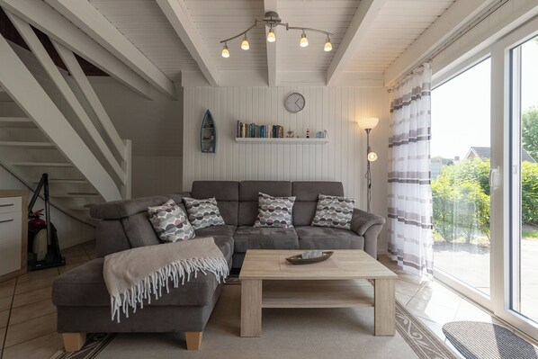 TV, stereo - Vacation home Rotersand 2 - charming and in the middle of the action. (Wurster Nordseeküste)