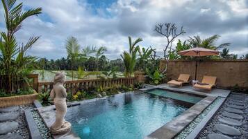 Una piscina al aire libre