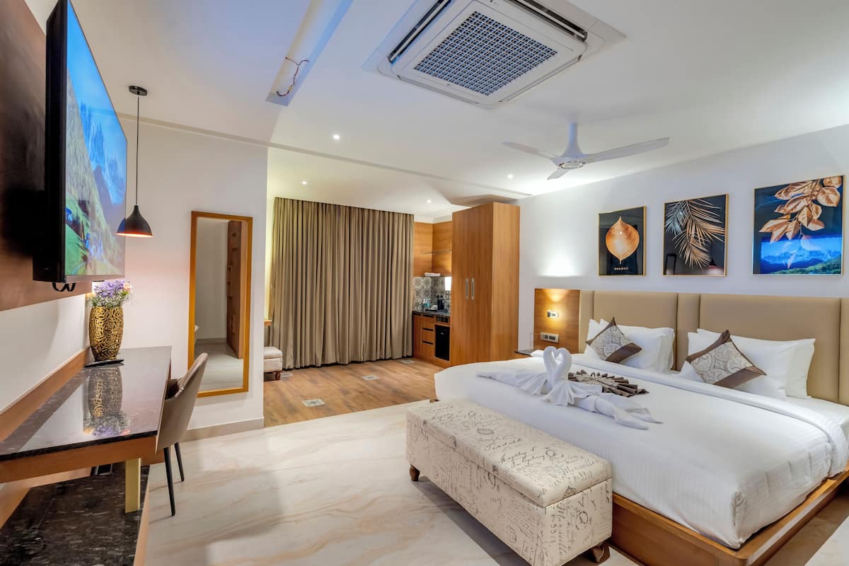 Family Studio Suite | In-room safe, iron/ironing board, free WiFi