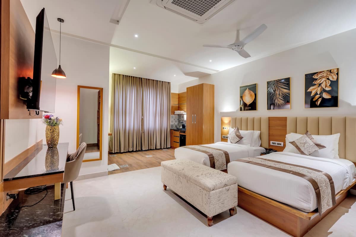 Une chambre d’hôtel moderne équipée de deux lits, d’un bureau et d’un coin repas.