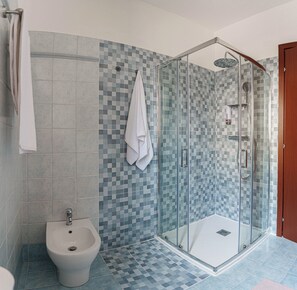 Douche, sèche-cheveux, bidet, serviettes fournies